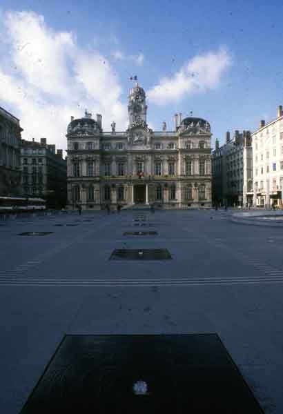 Place des Terreaux : l'artiste Daniel Buren envisage de porter plainte  contre la Ville de Lyon